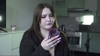 Cuckold, Orman Kulübesinde Üçlü Yaparken Yakın Mesafeden Izliyor Ve Anal Seks Başlıyor.