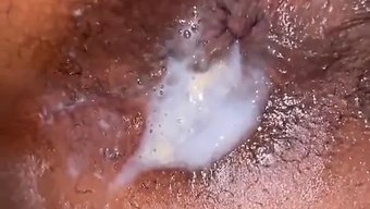 Genç Siyah Kız, Büyük Bir Yarak Tarafından Sıkı Amını Genişletiyor