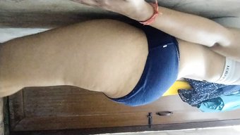 Amatör Lezbiyen, Ev Yapımı Videoda Parmakları Ve Oyuncaklarıyla Mastürbasyon Yapıyor