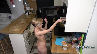 Ince Çek Nudist Kız, Gizli Kamerayla Mutfakta Çıplak Yatıyor