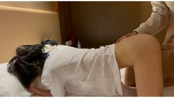 Genç Çinli Kız Retro Porno Videoda Partnerini Domine Ediyor