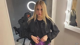 Ince Sarışın Komşusuyla Seks Yaparak Azıyor