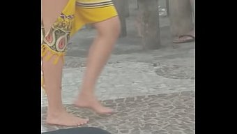 Şortlu Seksi Bebek, Cinsel Organının Samimi Bir Görüntüsünü Paylaşıyor.