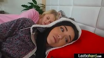 Sıcak Bir Lezbiyen Seks Sahnesinde Am Ve Göt Yalama