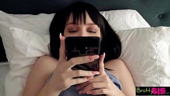 Üvey Kardeşinin Penis Resmi, Üvey Kız Kardeşiyle Vahşi Seks Yapmaya Gidiyor