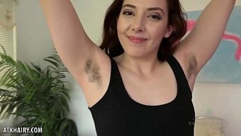 Azgın Genç Ember Stone, Tüylü Amını Senin Için Mastürbasyon Yapıyor