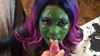 Gamora Ve Quill Ile Sert Yüz Sikişi Ve Derin Boğaz Eylemi