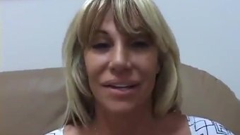 Büyük Göğüslü Milf, Tuvaletin Üzerinde Dururken Tahrik Oluyor