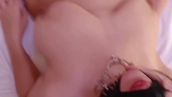 Kahverengi Bebek Pov Videosunda Parmaklanıyor Ve Yüzüne Sikişiyor