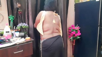 Hint Ev Kadını Iç Çamaşırı Ve Bikinisiyle Kıvrımlarını Sergiliyor