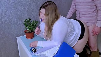Bir Sekreter Işinden Sıkılıp Mastürbasyon Yapmaya Başladı.