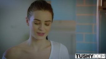 Lana Rhoades'In Ilk Anal Deneyimi; Bu Muhteşem Güzellik, Ateşli Bir Tushy Sahnesinde Yakalanıyor.