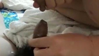 Süt Tenli Asyalı Bebek El Işi Yapıyor