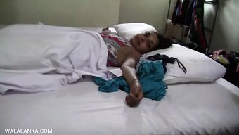 Sri Lankalı Çift Yatakta Yaramaz Oluyor Ve Tutkulu Bir Öpücük Paylaşıyor