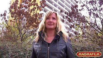 Lingerie Giyen Bir Milf Sokakta Alınır Ve Arka Koltukta Sikişir.