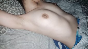 Iç Çamaşırıyla Çıplak Karı Erkeğini Tahrik Ediyor