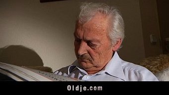 Yaşlı Adam Genç Kıza Sert Bir Şekilde Sikiyor