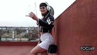 Amatör Çift, Amatör Porno Için Halka Açık Bir Alanı Keşfediyor