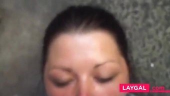 Amatör Blowjob, Yüzüne Büyük Bir Boşalma Ile Sonuçlanıyor