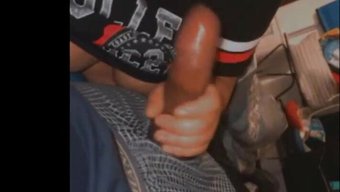 Seksi Bir Porno Videosunda Büyük Bir Yarrağı Emip Yalamak