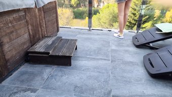 Kız Dışarıda Mastürbasyon Yapıyor Ve Verandada Sıvı Fışkırtıyor