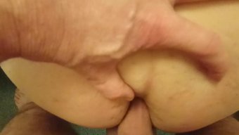 Ev Yapımı Videoda Büyük Bir Kalçanın Arkasından Sikişiyor