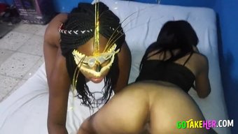 Lezbiyen Çiftle Üçlü: Anal Seks Ve Oral Zevk