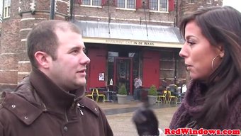 Avrupalı Bir Fahişe, Amsterdam'Da Oral Yapıyor Ve Kıçından Beceriliyor.