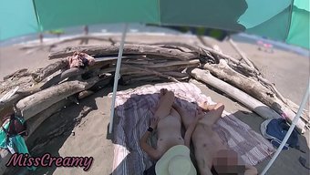 Teşhirci Bir Kadın, Çıplaklar Plajında Yabancı Bir Adam Tarafından Yakalanıyor.
