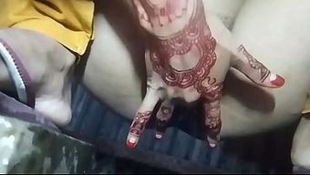Bangladeşli Ateşli Asyalı Kız Banyoda Sikişiyor.