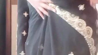 Boşalmaya Aç Olgun Kadın, Halka Açık Alanda Kontrolsüz Bir Şekilde Sıvı Fışkırıyor