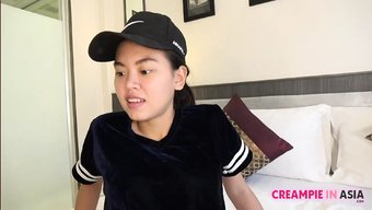 Asyalı Kız Sakso Çekiyor Ve Içine Boşalıyor