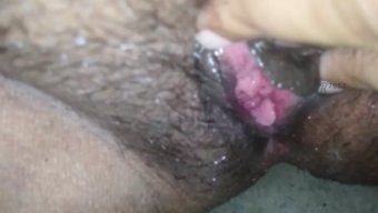 18 Yaşındaki Hintli Kız Parmaklayarak Orgazm Oluyor Ve Sıvı Fışkırtıyor