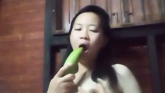 Asyalı Genç (18+) Ev Yapımı Videoda Kendisiyle Oynuyor