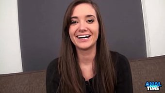 Esmer Güzellik Gia Paige, Götünü Genişletiyor Ve Içine Boşalıyor