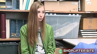 Yaramaz Kız Hırsızlık Yaparken Güvenlik Tarafından Yakalandı Ve Şantaj Yapıldı