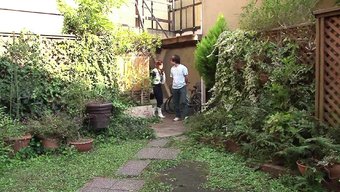 Yırtık Kot Pantolonlu Çinli Kız, Iki Adamdan Acımasız Seks Alıyor
