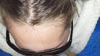 Fransız Amatör Kız Sürpriz Bir Sakso Çekiyor Ve Yutuyor