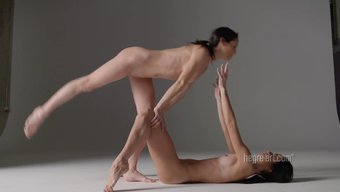 Kolombiyalı Ve Avrupalı Güzelliklerin Çıplak Dansı