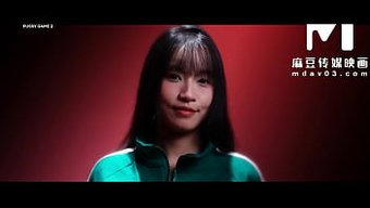 Xiao Hao Ve Xia Qing Zi Bu Parodi Videosunda Kadın Boşalmasıyla Oynuyor.