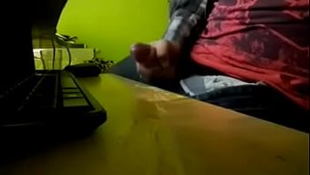 Genç (18+) Çocuk Penisini Oynatıyor Ve Boşalıyor