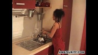 Büyük Doğal Göğüslü Milf Sert Bir Şekilde Sikişiyor