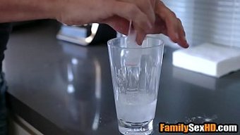 Üvey Kızı Üvey Babasıyla Yasak Ilişkiye Yakalandı