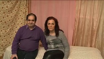 Gerçek Insanlar Grup Seks Ve Anal Oyunla Meşgul Oluyorlar