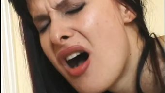 Siyah Adam, Beyaz Bebekle Yatakta Anal Seks Yapmadan Önce Ona Oral Zevk Veriyor