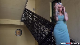 Arteya Dee'Nin Büyük Doğal Göğüsleri Arkadan Becerilirken Sallanıyor