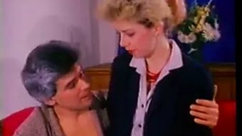 Retro Amerikan Sarışın, Vintage Videoda Tüylü Ve Oral Seks Yapıyor