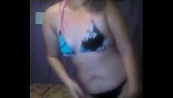 Ateşli Asyalı Milf Dansla Baştan Çıkarıcı Bir Şekilde Tahrik Ediyor