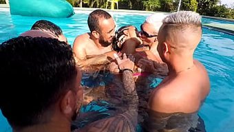 Göğüslü Amatör Çift, Kalabalığı Eğlenceye Katılmaya Davet Ediyor