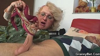 Genç Bir Adam, Tıraşlı Amı Yaşlı Bir Kadın Tarafından Baştan Çıkarılıyor.
